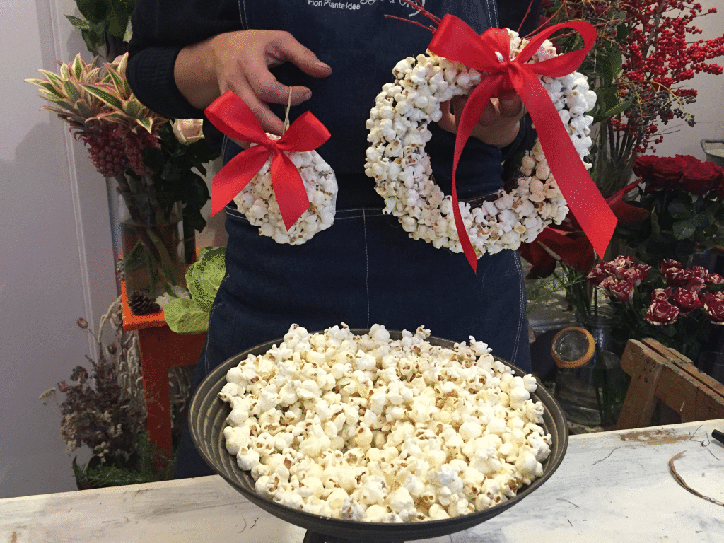 ghirlanda di popcorn e pallina di popcorn